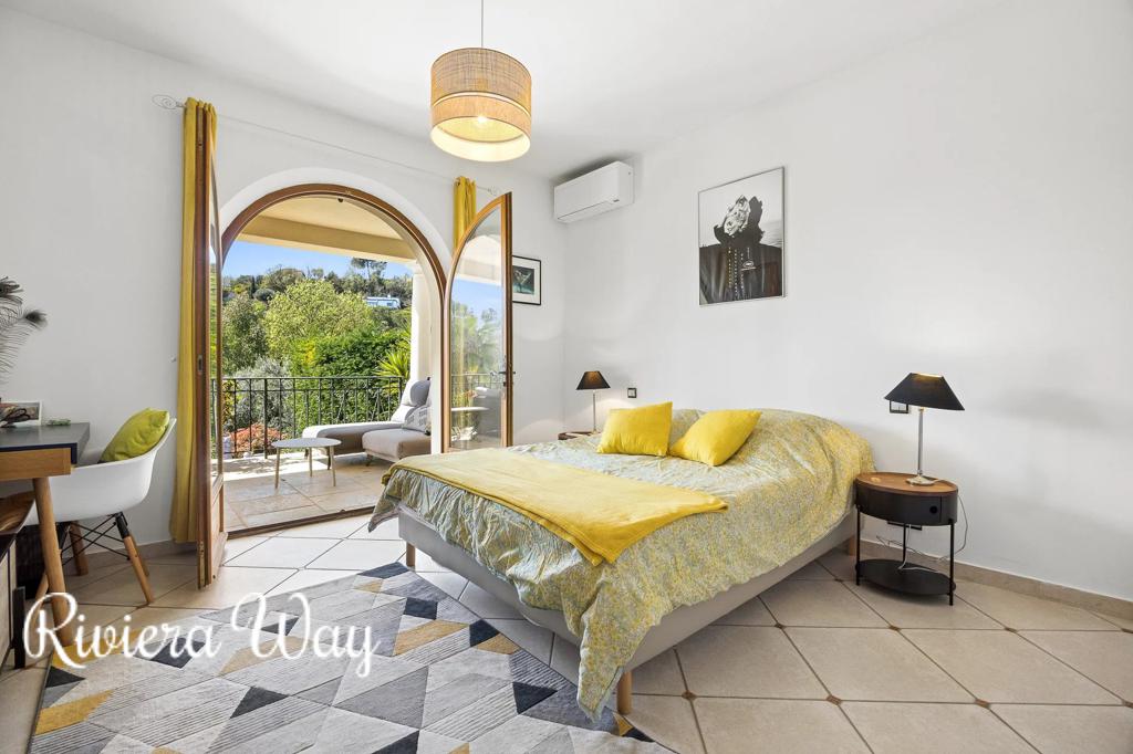 8 room villa in Le Rouret, photo #9, listing #105916902