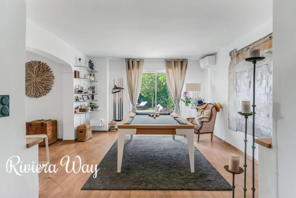 11 room villa in Sainte-Maxime, photo #8, listing #106335390