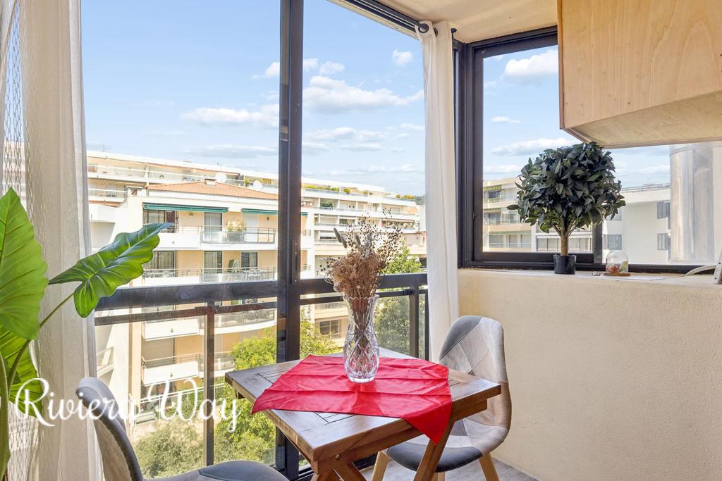 1 room apartment in Cannes, photo #2, listing #106322202
