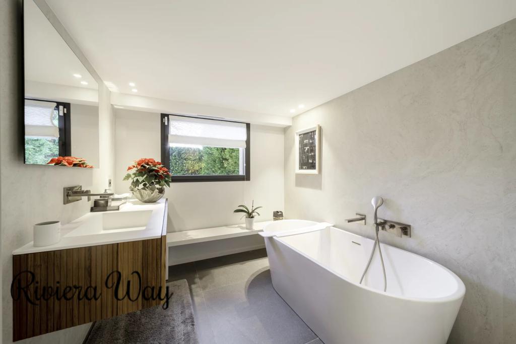 8 room villa in Cannes, photo #3, listing #105139734