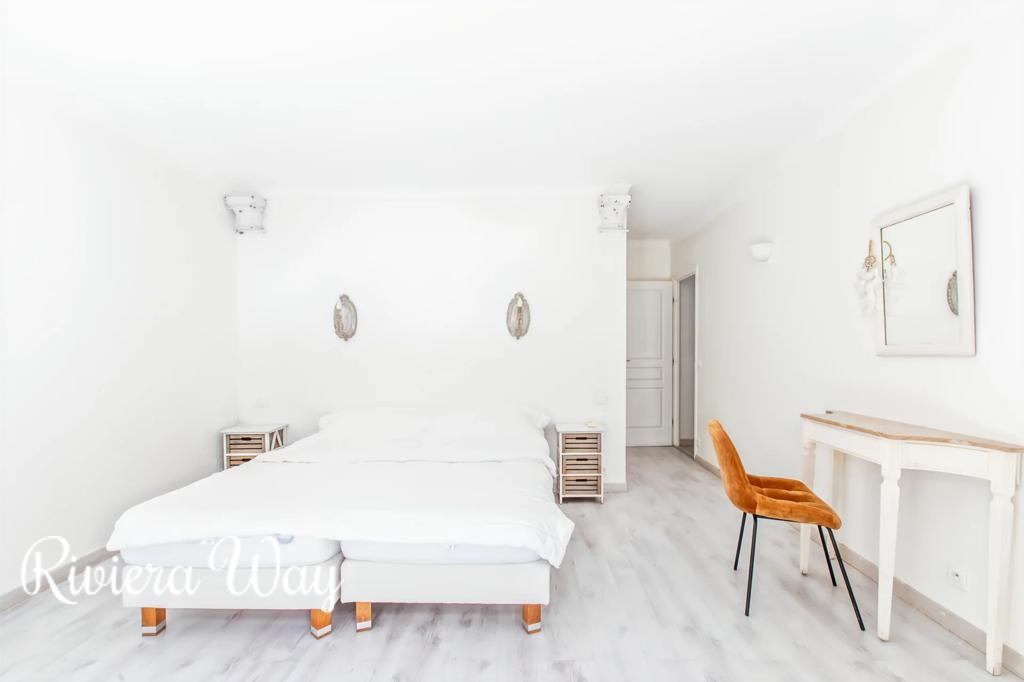 8 room villa in Cannes, photo #6, listing #106284192