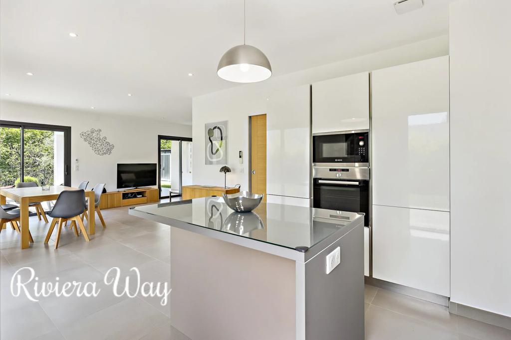 6 room villa in Le Rouret, photo #2, listing #103498080