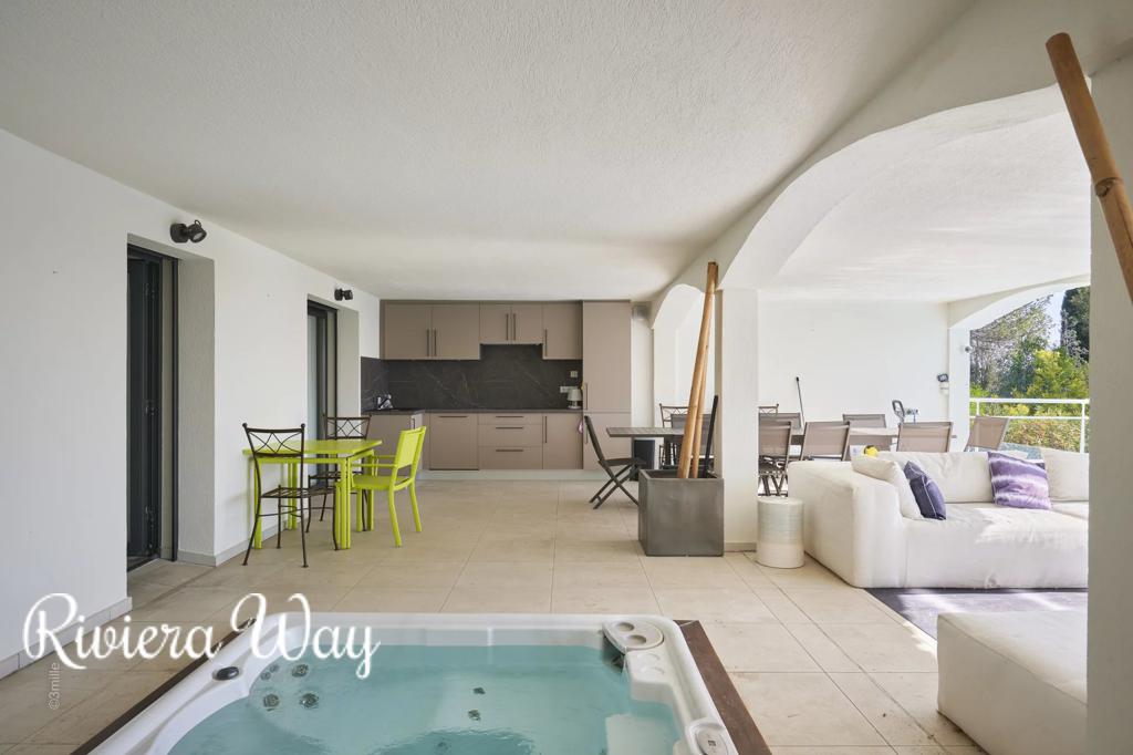 8 room villa in Saint-Raphaël, photo #9, listing #95033736